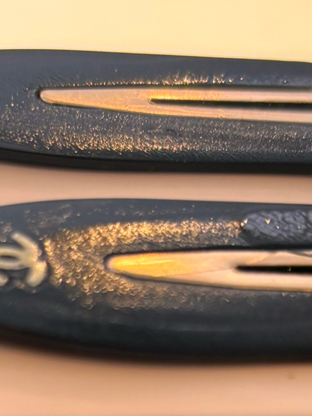 Black and Gold no dent Hair Clips - Picture 4 of 4